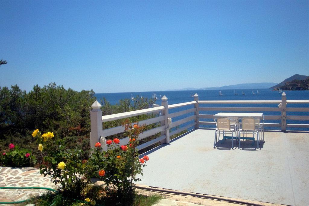 Kavos Bay Seafront Hotel Agia Marina  Dış mekan fotoğraf
